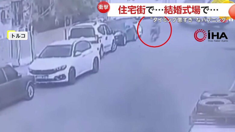 開いた車のドアにバイクが激突する瞬間（4月15日、トルコ）①