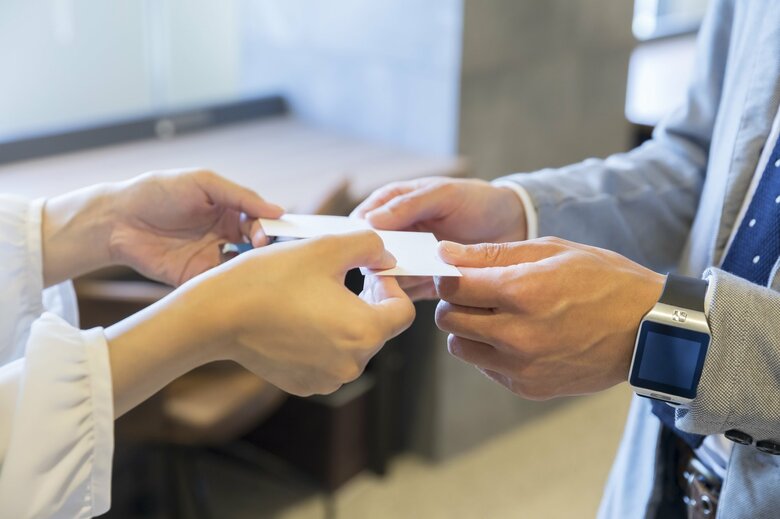 肩書を名乗らなかったら周囲はどんな反応に？（画像：イメージ）