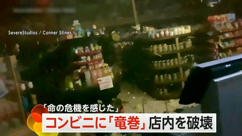 竜巻は商品を次々と巻き上げ、店の中を荒らし回った