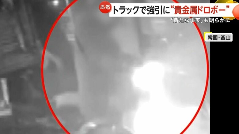 ハンマーでショーケースをたたき割り、商品をショルダーバッグの中に詰め込んでいく一部始終（韓国・釜山）④