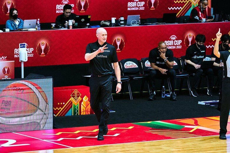 厳しい檄を飛ばし、チームを勝利へ導いたトム・ホーバスHC（C）FIBA