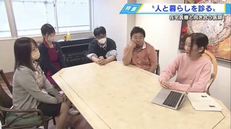 福井医師たちの前で研修のまとめを発表