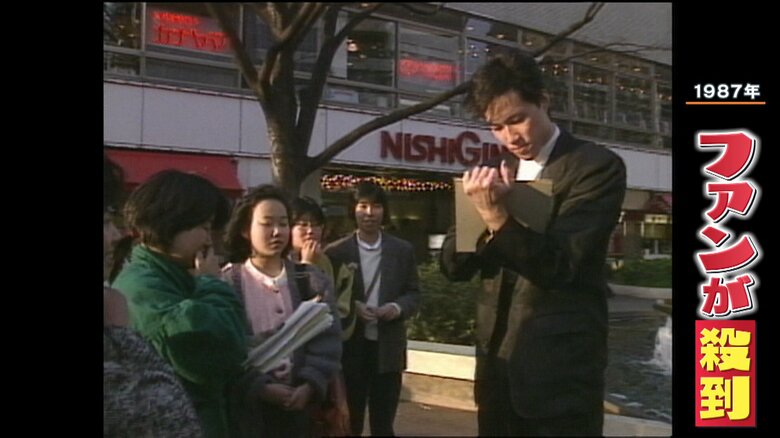 女性ファンに囲まれる現役時代の川合俊一さん