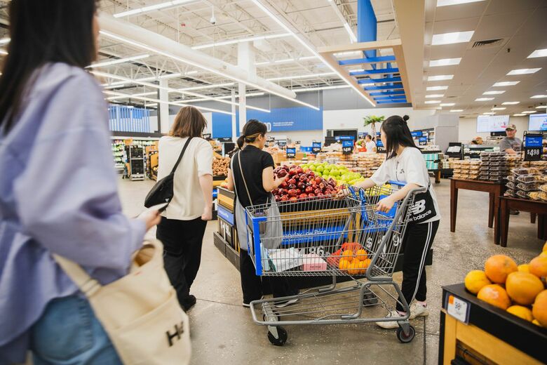 生活体験としてショッピングも行った