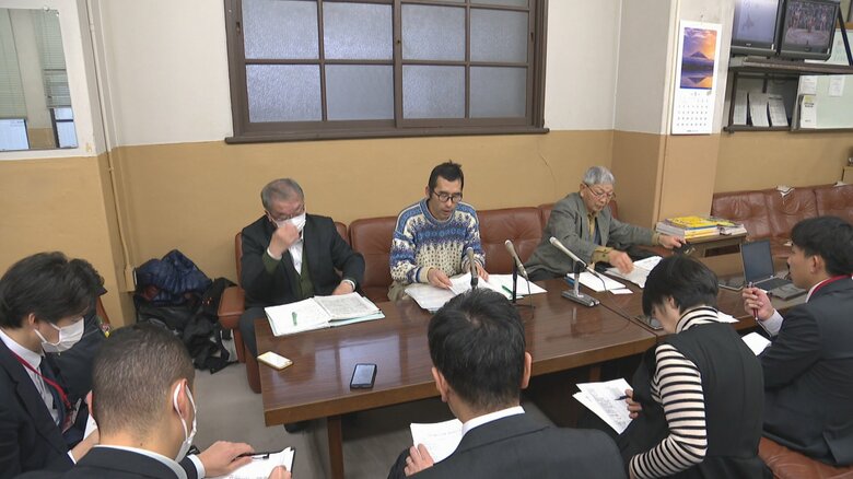 組合による会見（13日）