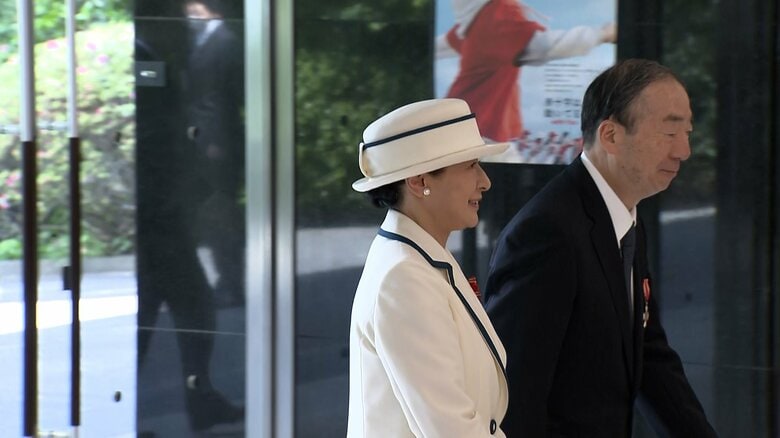 「全国赤十字大会」会場に到着された