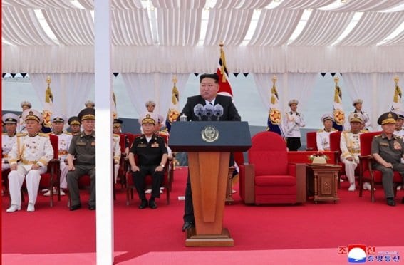 駆逐艦「崔賢」就役式に臨んだ金正恩総書記（2025年6月）
