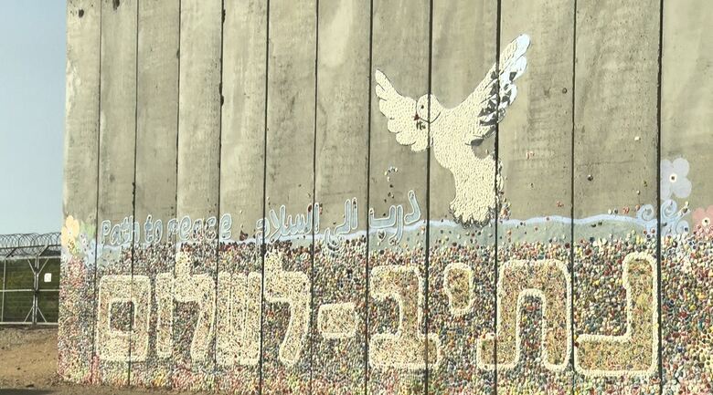 壁画には英語とヘブライ語で「Path to Peace（平和への道）」