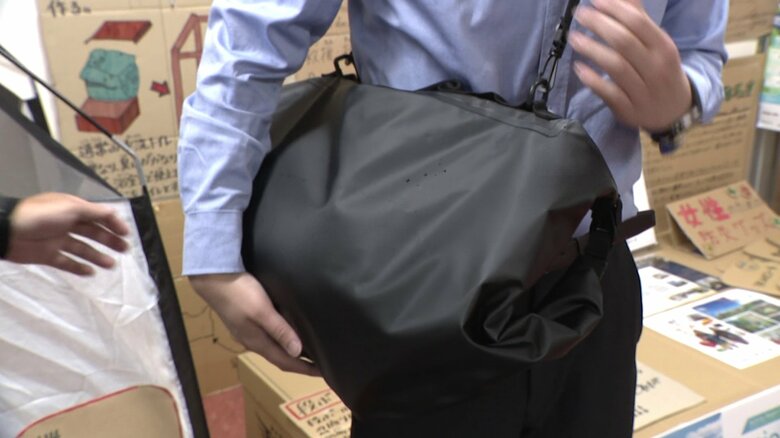 防水リュックを使うと肩掛けして水を運ぶことができる