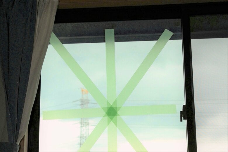 養生テープを貼っても窓ガラスの強度が上がらない（画像：イメージ）
