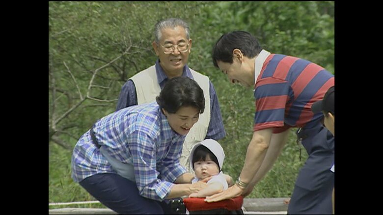 背負子から愛子さまを出される雅子さま