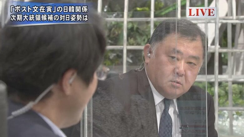 李泳采 恵泉女学園大学教授（左）と反町理キャスター（右）