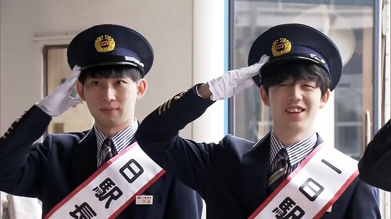 宮古駅一日駅長に就任した小山四段（左）と藤井六冠（右）