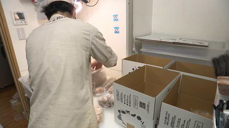 冷凍した「ロスパン」を箱詰めする店主の原さん