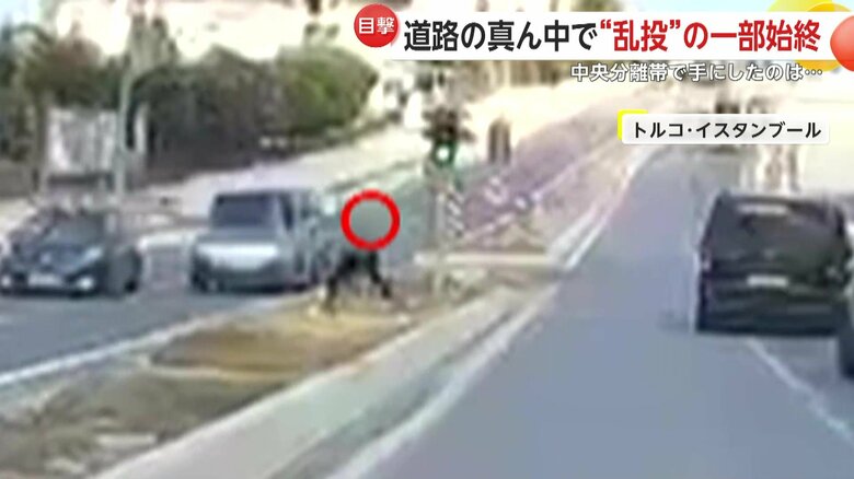 前方に止まっていた黒い車から、勢いよく飛び出す運転手