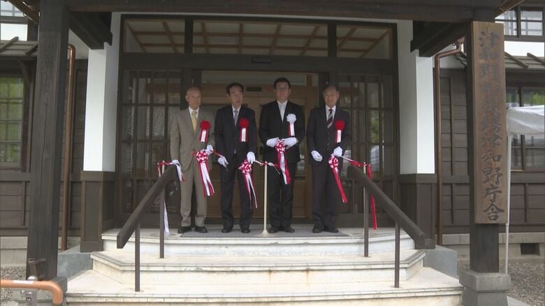 津和野庁舎竣工式でテープカットをする関係者