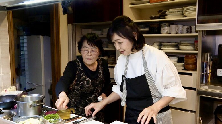 キッチンには母カツ子さんと一緒に立ちます