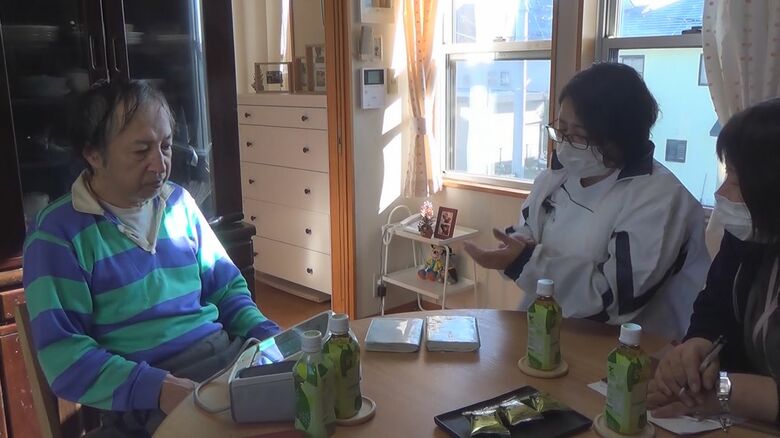 月に2度、言語聴覚士が夫の修さん（左）の元へ訪問