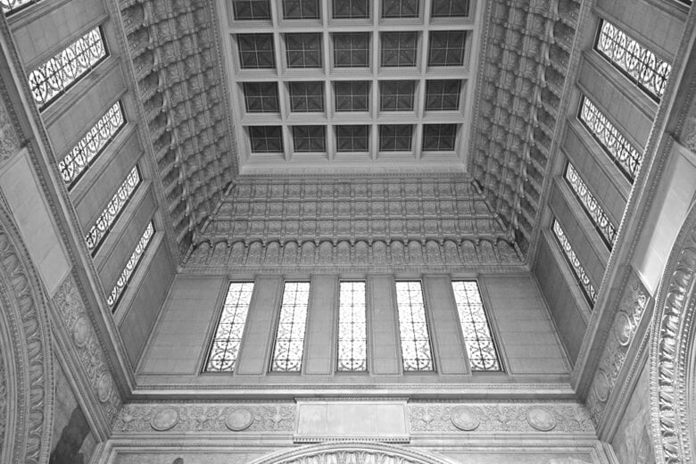 中央のピラミッド状の尖塔の内部。中央広間の上部になっている。窓のステンドグラスは国内の有力な工房が力を合わせた力作（『至高の近代建築』より）