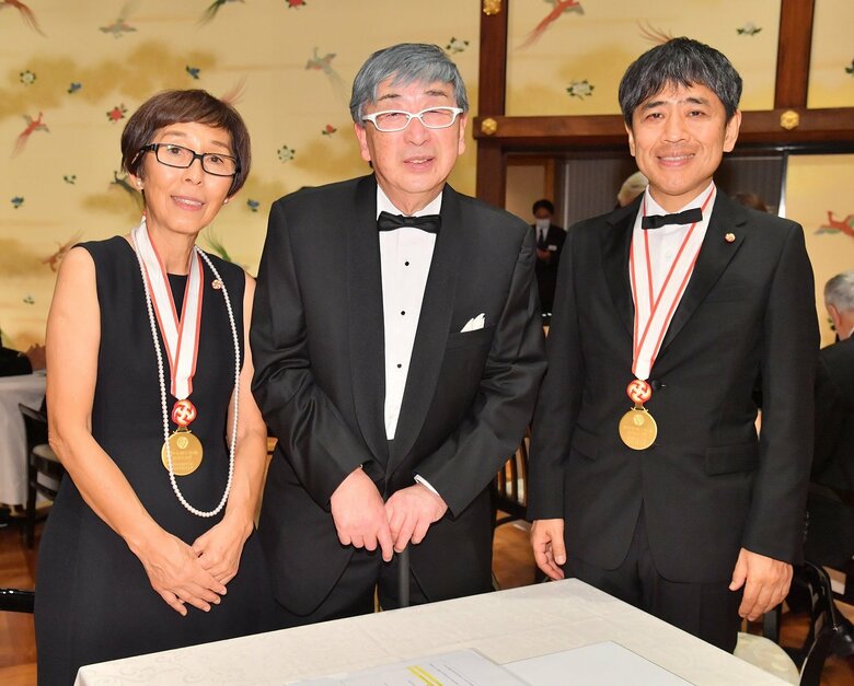 世界文化賞受賞時に　2010年受賞者の伊東豊雄さんと　© 日本美術協会／産経新聞