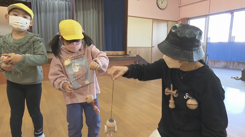 幼稚園でけん玉を教える静剣ママーズ