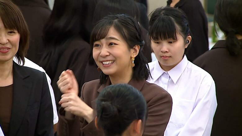 交流会で高校生と懇談される佳子さま