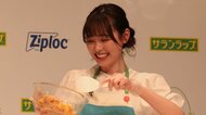 福原遥 得意の料理に舞いあがる？ハプニング連発「コードつながってる？」エプロン姿で冷凍おにぎり作りに挑戦