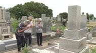 故人との思い結ぶ「彼岸の中日」　墓前で手を合わせ感謝伝える　福井市の西墓地公園