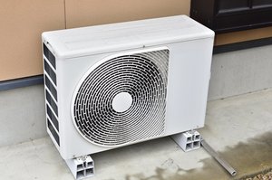 「室外機が倒れたら自分で起こしてはダメ!」注意喚起のワケと台風接近前にできる転倒防止策