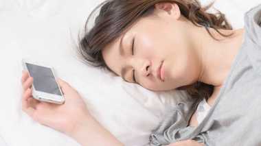 「睡眠負債」を返済する!寝ながらスマホは最悪。エアコンはOK?