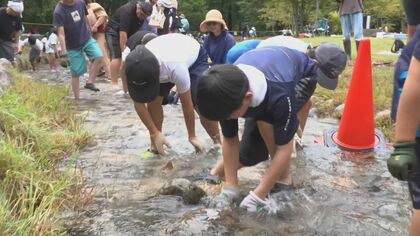 「早く早く！」夏休み恒例の魚つかみ大会　ニジマス、イワナ、ヤマメ800匹　学校再編で今年から同じ通学区　地区を超え交流深める
