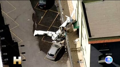 ブラジル南東部で5人乗りの小型飛行機が建物に衝突・墜落　操縦士と副操縦士含む3人死亡、乗客2人重傷