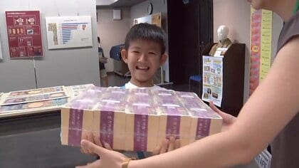 “1億円”ってどれくらい重い？福沢諭吉ゆかりの地で子どもたちがお札のヒミツを学ぶ　最新の偽造防止技術も　大分・中津市