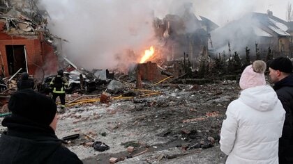 ウクライナ侵攻あすで4年　キーウなど大規模攻撃1人死亡15人負傷　西部で爆発1人死亡25人負傷　33歳女を拘束　ロシア側の指示か　