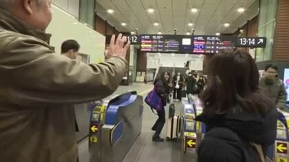 Uターンラッシュピーク 駅で家族と別れを惜しむ 富山から東京方面の新幹線の指定席はすべて満席