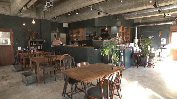男鹿の魅力発信の拠点に位置づけたTOMOSU CAFEの店内