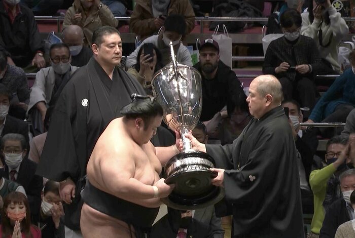 1月場所で3度目の賜杯を抱いた貴景勝