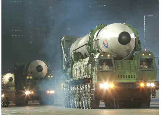 火星17型大陸間弾道ミサイル(推定射程約1万5000km)の移動式発射機4輛がパレードに参加(朝鮮労働新聞・2022年4月26日)