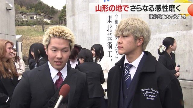 右側の宮城出身の新入生も「バリバリ芸工大生できたらいい」と話してくれた