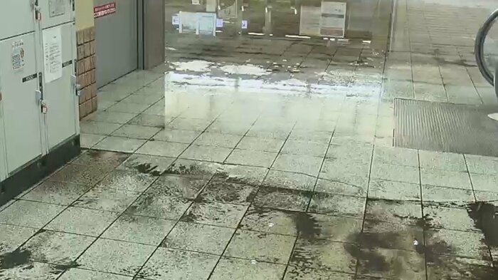 福島駅の構内では水漏れが発生