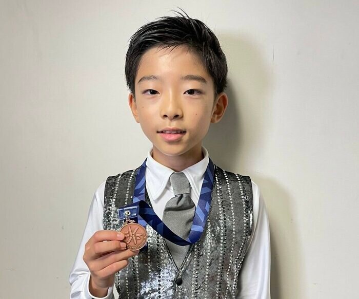 メダルを手にする花井広人