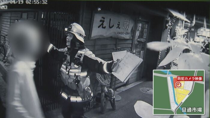 現場で指示を出す消防隊員