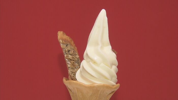 岐阜の牧場と味噌煎餅の店がコラボしたソフトクリーム