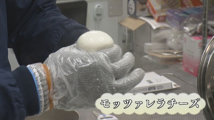 白く滑らかなモッツァレラチーズを丁寧に成形