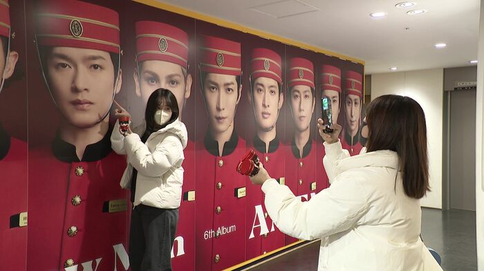 ニューアルバムのポスターと一緒に写真撮影!