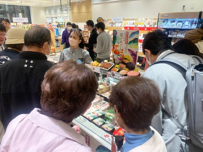 3月16日新幹線開業初日から賑わう駅弁コーナー