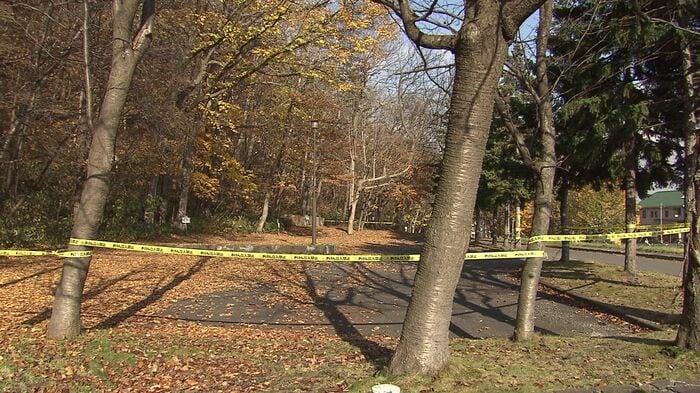 いまだ規制線の残る公園(札幌市西区西野)