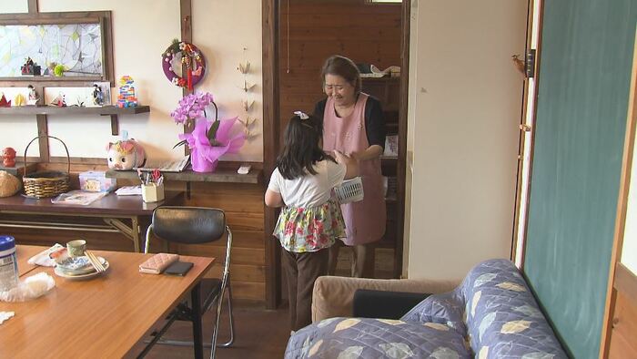 子どもと話す高橋市子さん