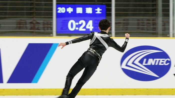 FSで4回転トゥループを決めガッツポーズを見せる中田璃士