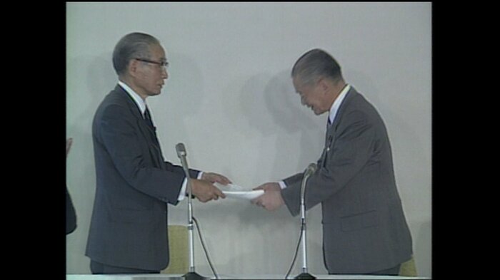 政治改革大綱を受け取る竹下首相(当時)1989年5月